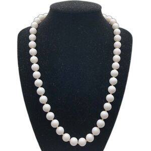 Vintage White Round Bead 21 Inch Necklace